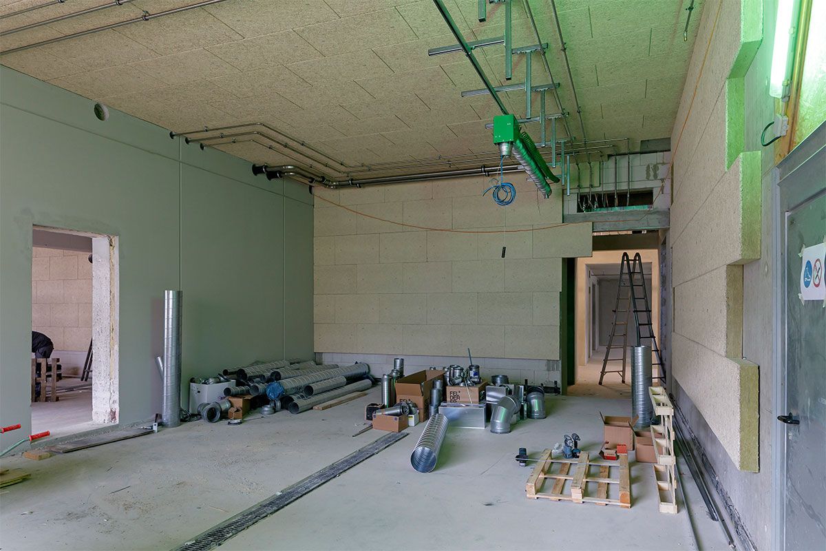 Fotografie -  Fahrzeughalle im Altbau unterhalb der Integrierten Leitstelle, Nordseite (Greflingerstraße)