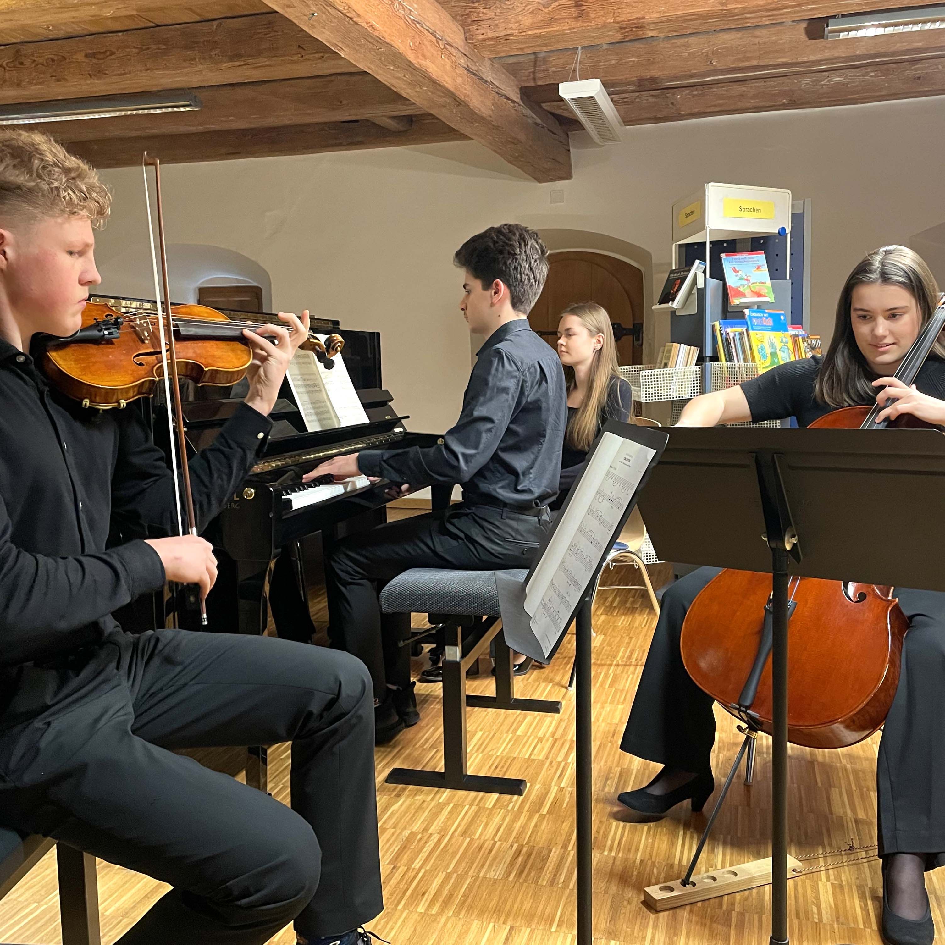 VMG-MKK_website_Bericht_Krimilesung_Trio