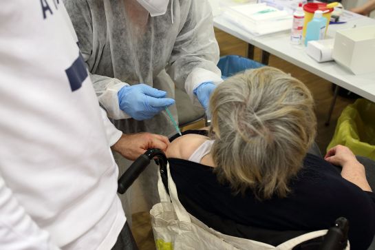 Fotografie: Impfung einer Seniorin