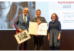 Fotografie - Kulturpreisträger Peter Engel mit Oberbürgermeisterin Gertrud Maltz-Schwarzfischer (rechts) und Kulturreferent Wolfgang Dersch (links)