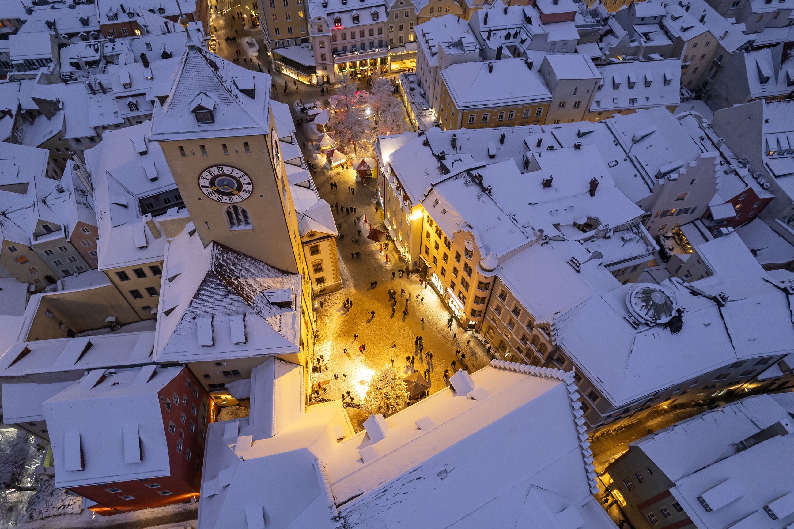 Fotografie: Luftaufnahme des verschneiten Rathausplatzes in der Vorweihnachtszeit 