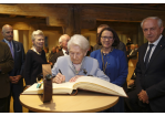 Fotografie: Eintrag ins Gästebuch beim Festakt zum 50-jährigen Jubiläum der Städtepartnerschaft mit Brixen (September 2019)