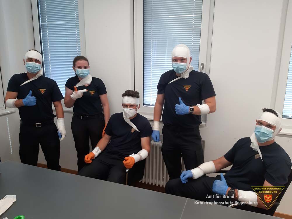 Teilnehmer mit Wundverbänden bei der Ausbildung