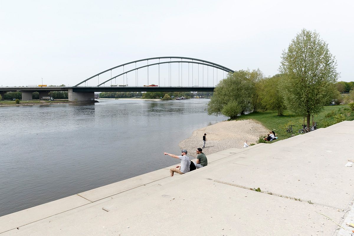 Fotografie - Donau-Treppen mit Blick auf die Donaubrücke Schwabelweis