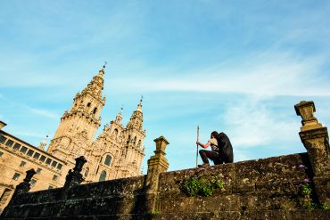 Ein Mann schaut auf eine Kathedrale.