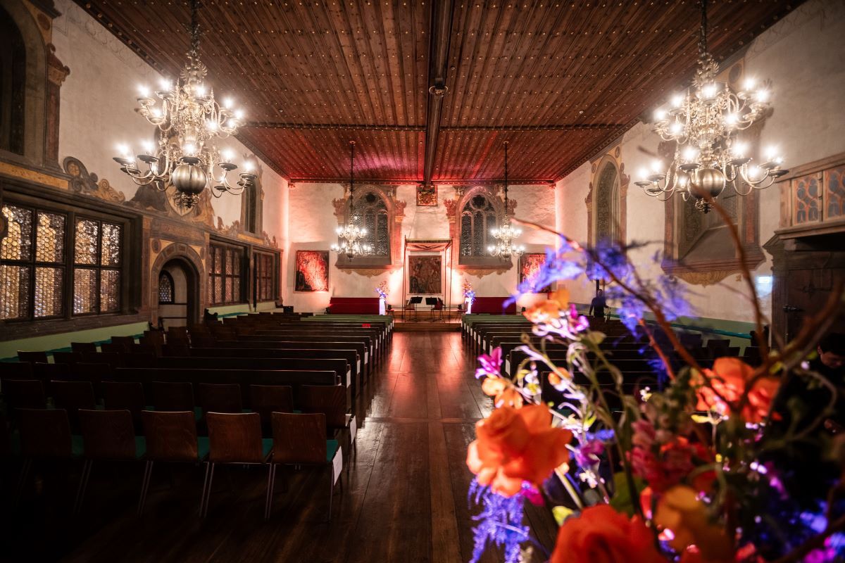 Fotografie: leerer Reichssaal mit Blumendeko