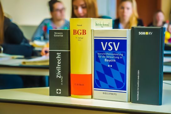Symbolbild im Klassenzimmer - Gesetze aus der Abteilung Verwaltung und Recht (C) BS3 . Kronschnabl Martin