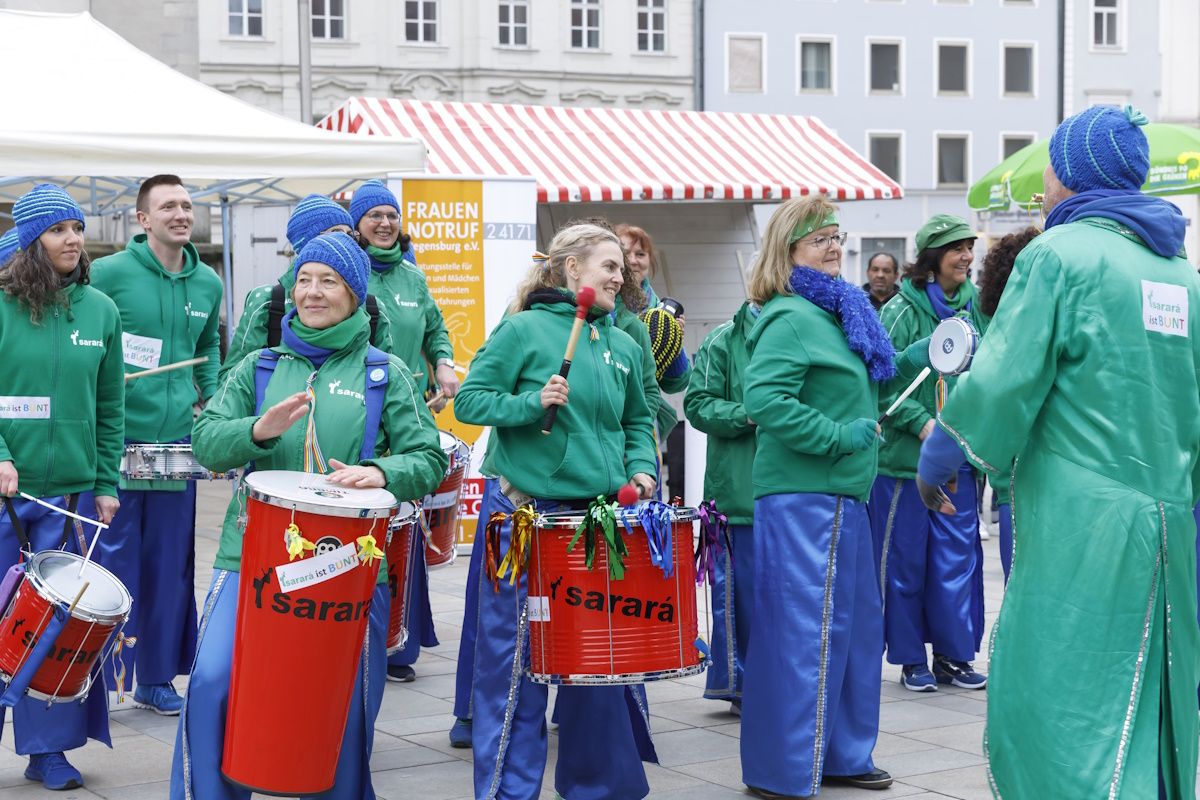 Fotografie - Trommelgruppe Sarará begleitet den Tanzprotest „One Billion Rising“ 