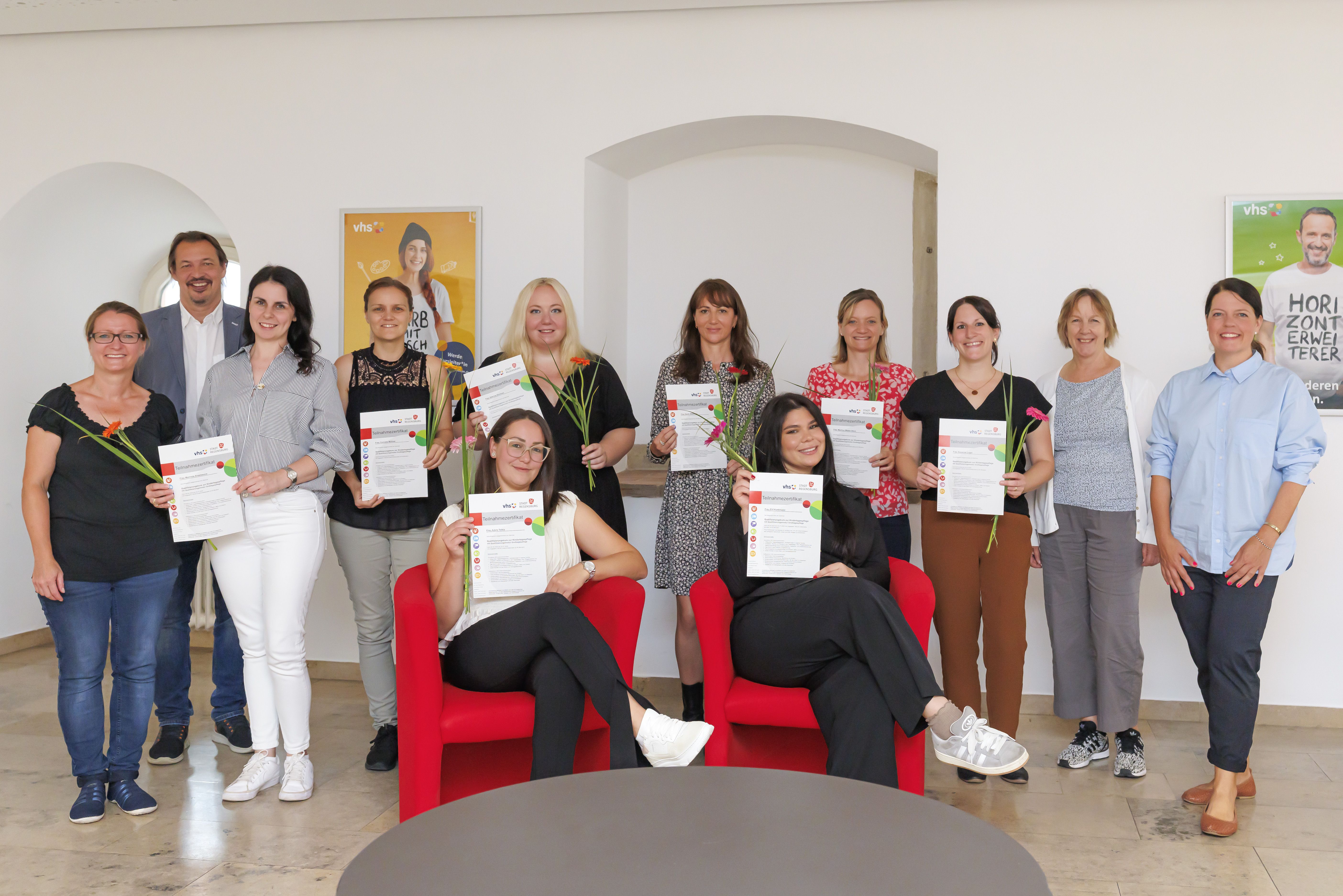 Fotografie – Regina Donhauser (1. v. links) von der Volkshochschule der Stadt Regensburg sowie Holger Loos (2. v. links) und Gabriele Heindl (1. v. rechts) vom Amt für Tagesbetreuung von Kindern und die Dozentin Susanne Mangold-Knecht (2. v. rechts) freuten sich mit den Absolventinnen über den erfolgreichen Abschluss.