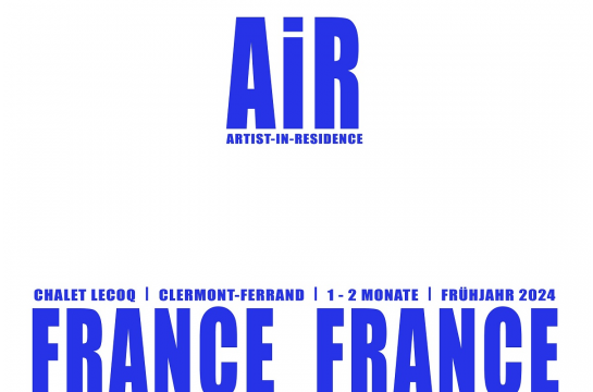 Grafik – blauer Schriftzug für das Artist-in-Residence-Programm in Clermont-Ferrand