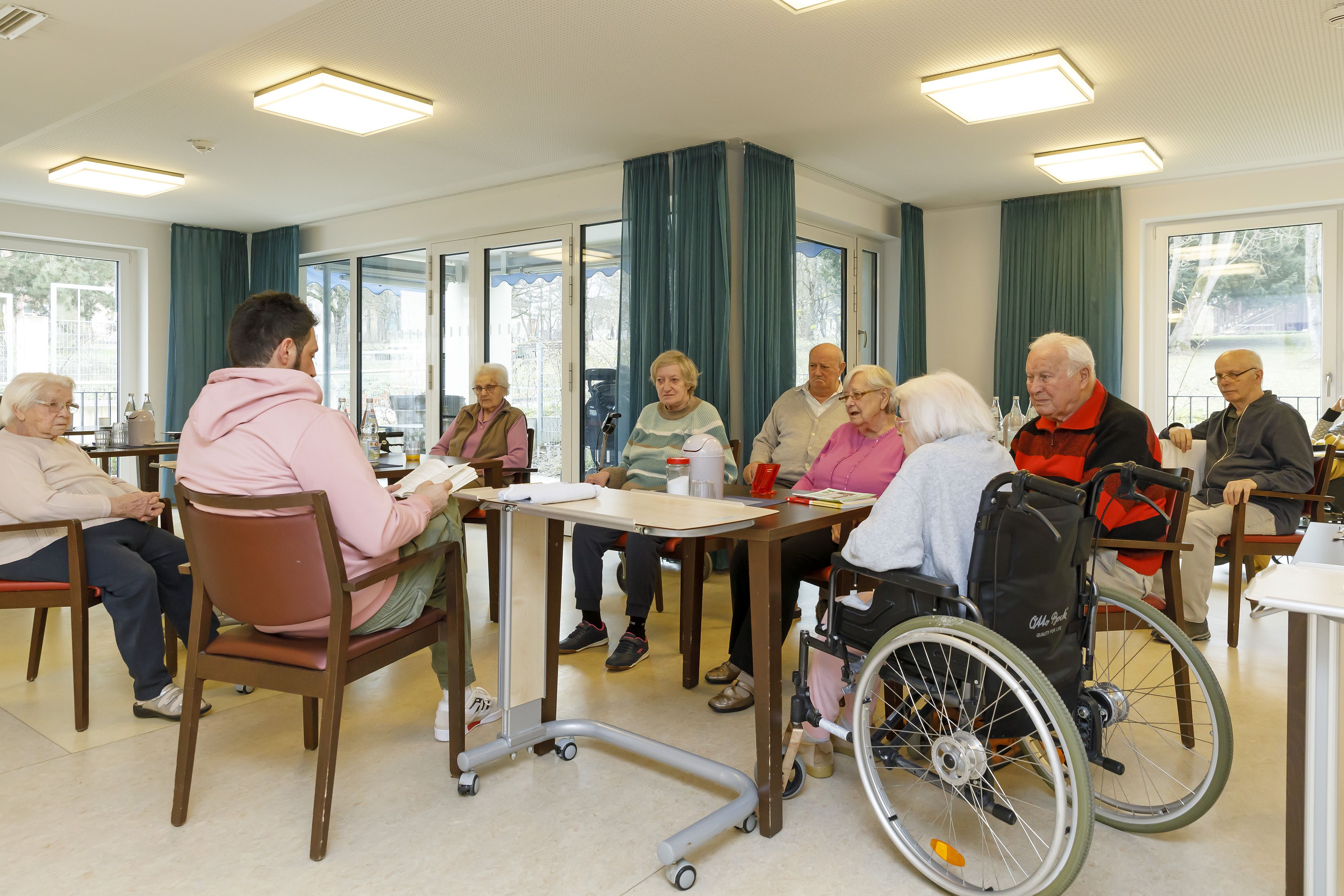 Fotografie: Eine Wohngruppe sitzt beisammen.