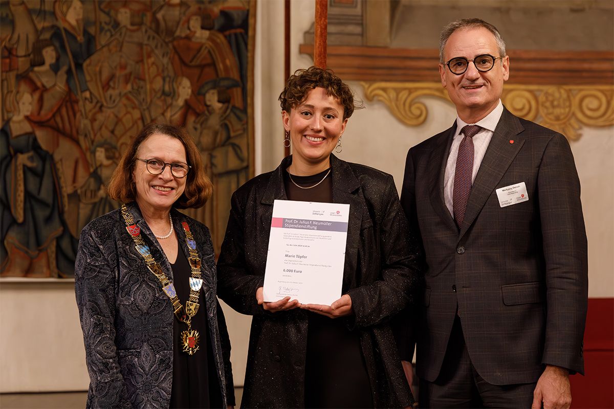 Fotografie - Marie Töpfer mit Oberbürgermeisterin Gertrud Maltz-Schwarzfischer und Kulturreferent Wolfgang Dersch