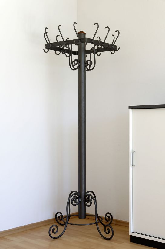 Auch dieser geschmiedete Kleiderständer wurde in der Seniorenwerkstatt gefertigt. © Bilddokumentation Stadt Regensburg