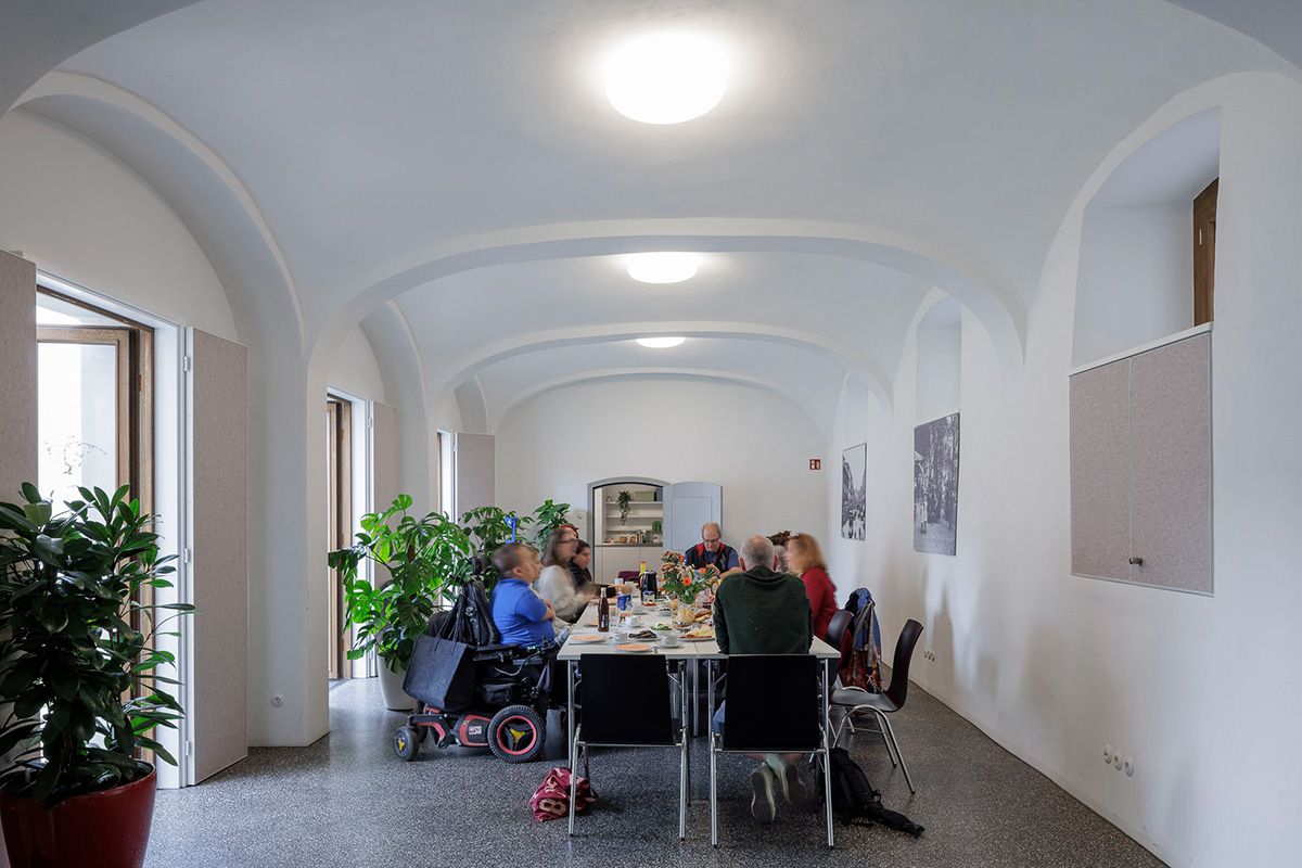 Fotografie - Abgebildet ist eine Gesellige Runde im Ulrich-Obser-Saal des St. Katharinenspital Schreiberhauses