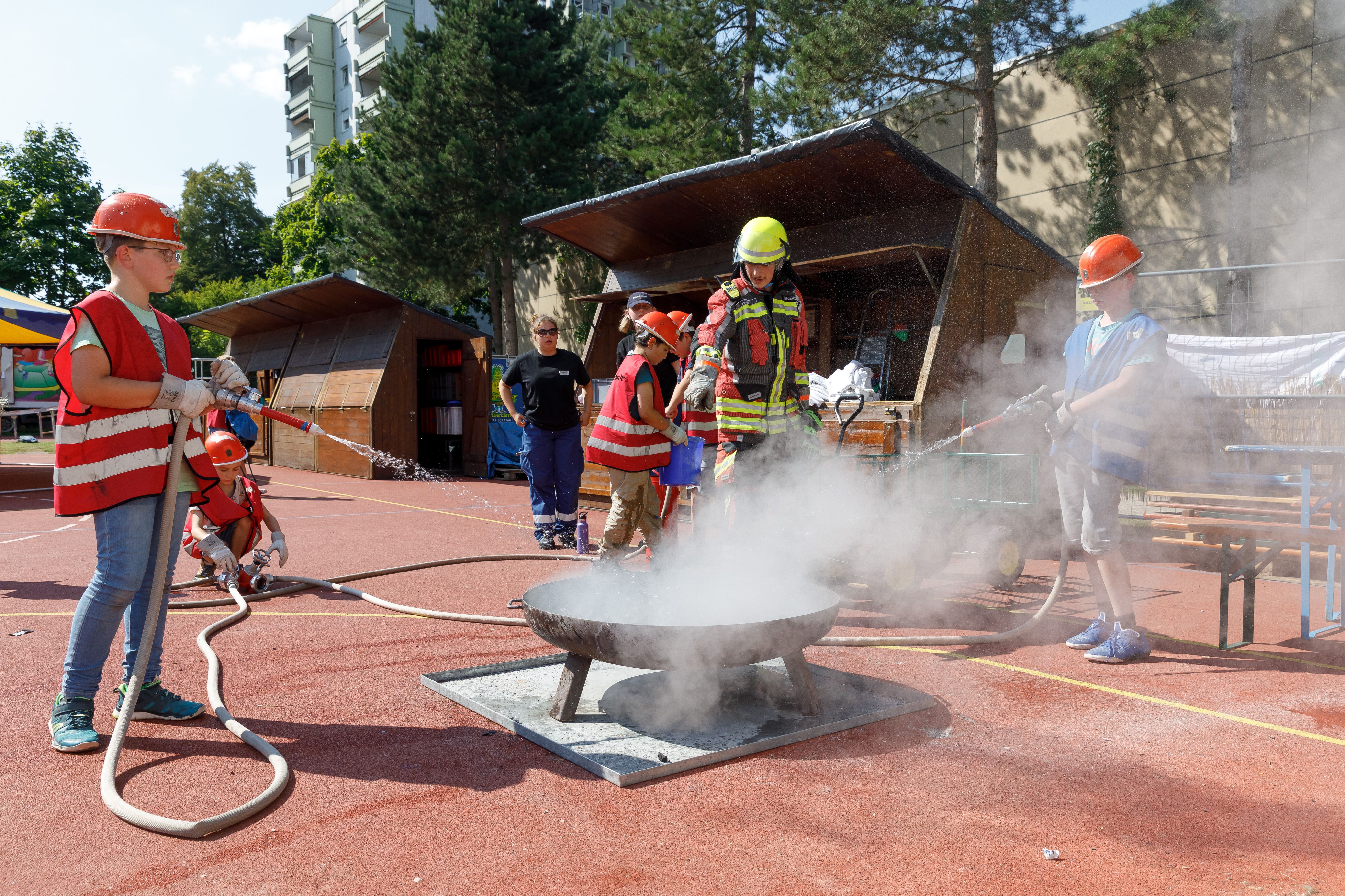 Fotografie: Die Mini-Feuerwehr löscht eine Feuerschale.