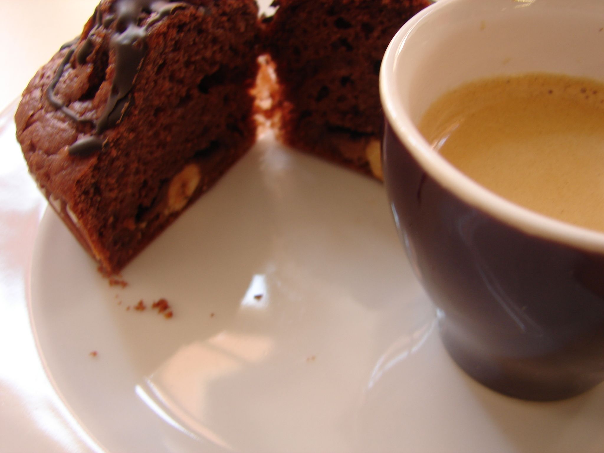 Kaffebecher und Kuchen