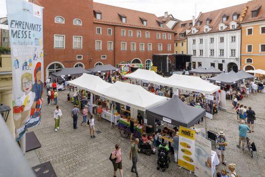 Überblick von oben über die Ehrenamtsmesse am Haidplatz