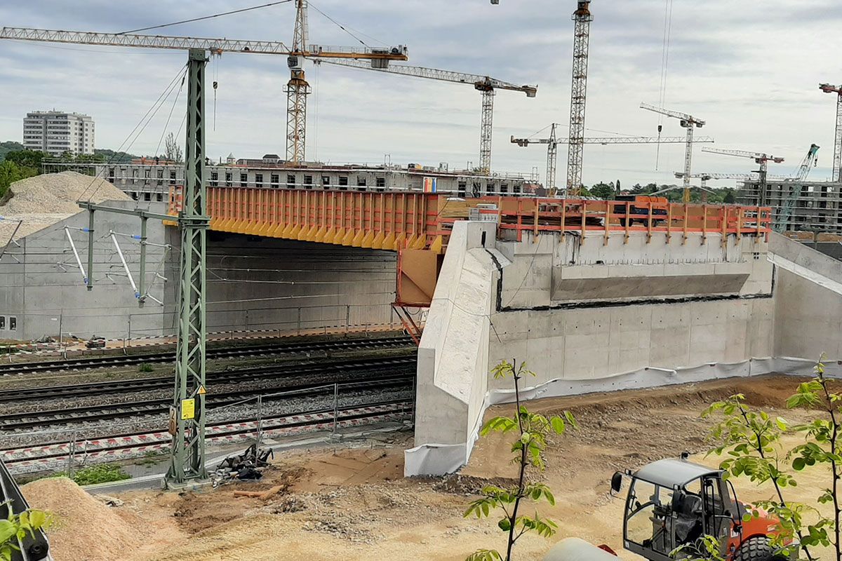 Fotografie – Neubau der Klenzebrücke - Fotografie – Aktuell werden beim Neubau zur Klenzebrücke beide Widerlager hinterfüllt