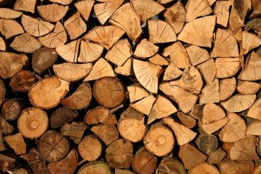 Zu sehen ist ein Stapel mit Holzscheiten.