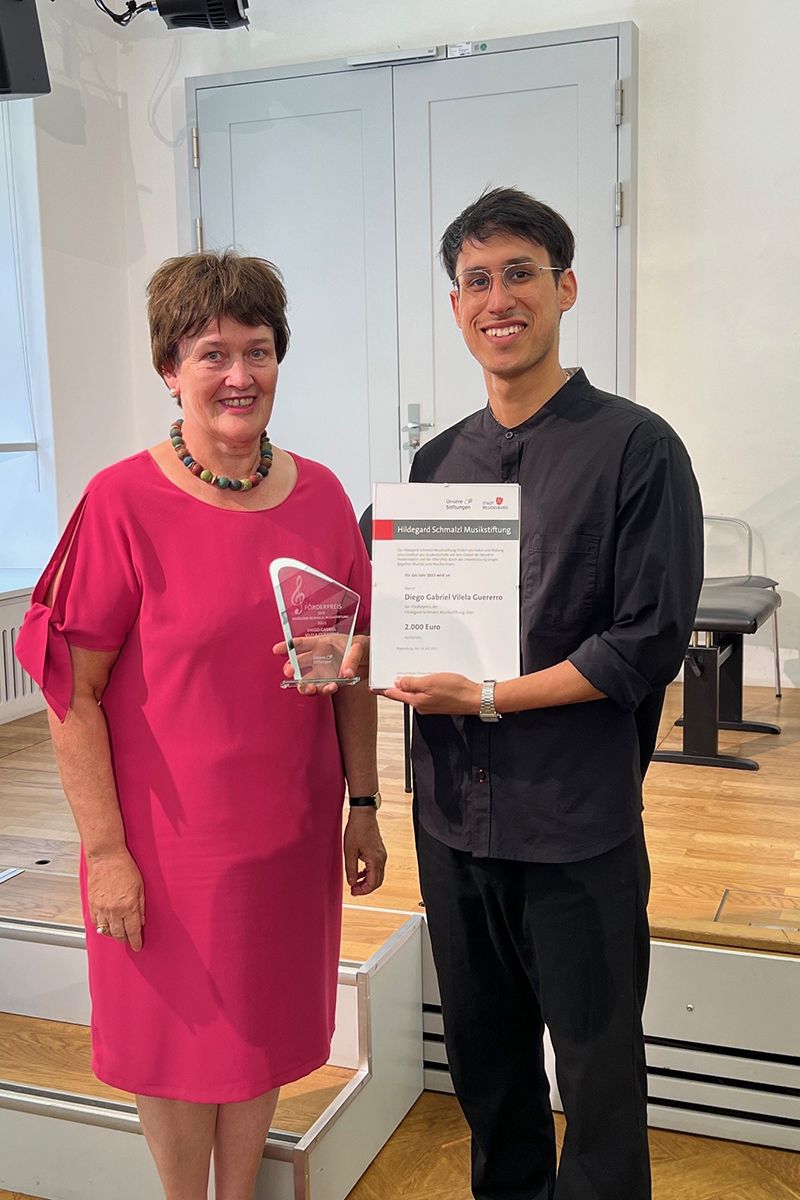 Fotografie -  Stadträtin Bernadette Dechant übergibt Preis  an Diego Vilela