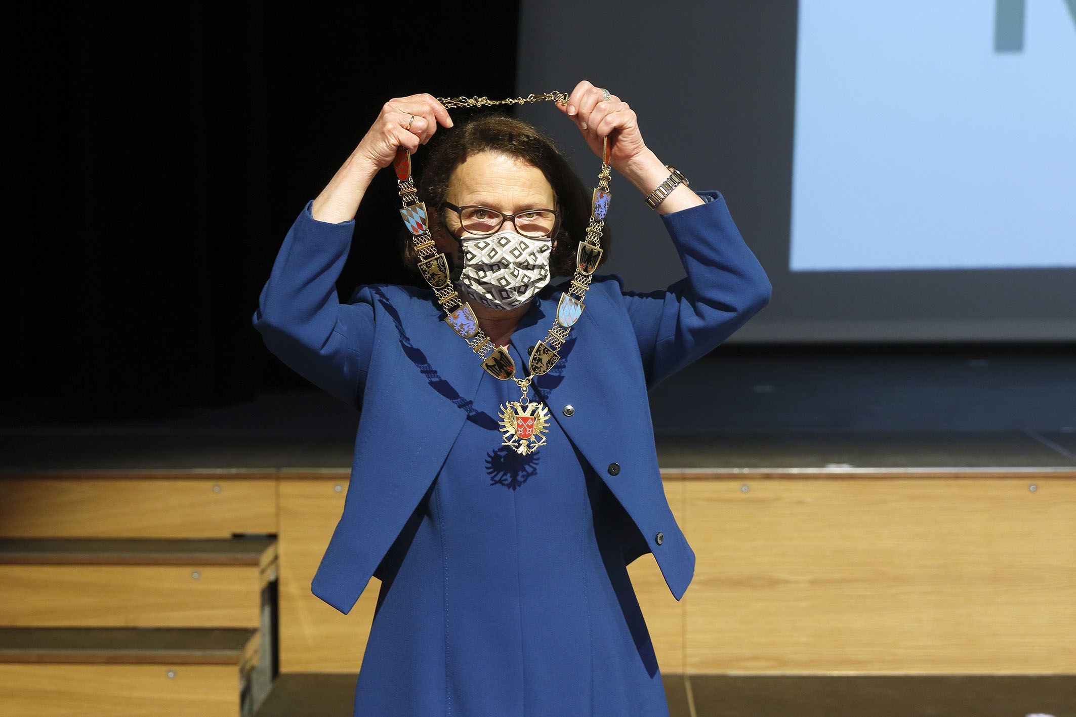 Oberbürgermeisterin Gertrud Maltz-Schwarzfischer mit Amtskette