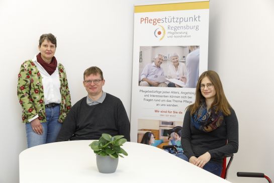 Fotografie: Das Team des Pflegestützpunkts (v. l.): Renate Rötzer, Florian Schön und Claudia Nißlbeck