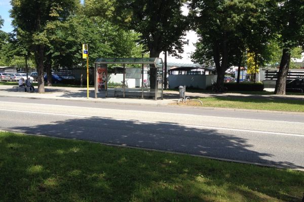 Dieses Foto zeigt die bestehende Haltestelle Rennplatz auf der Nordseite. Derzeit fällt sie mit der Müllsammelstelle des Rennplatzes zusammen.
Bei den Verkehrsverbesserungen wird die Position nach Westen verschoben.
