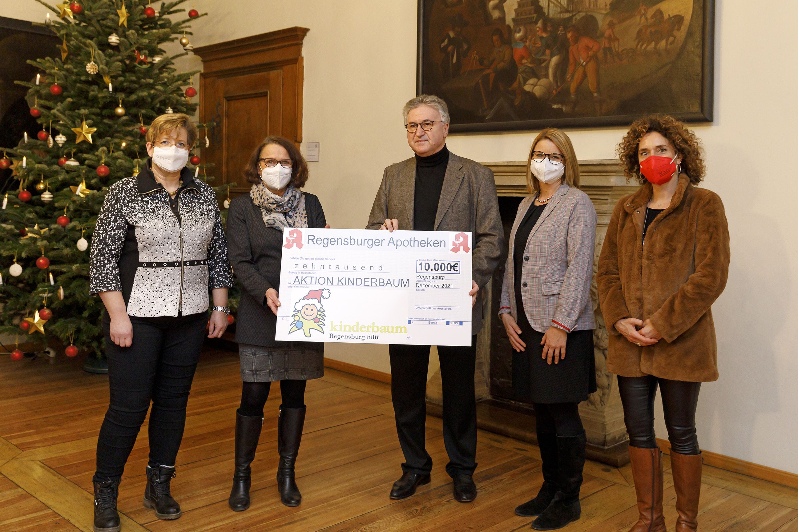 Fotografie - Vertreter der Apotheken überreichen einen Spendenscheck an die Oberbürgermeisterin