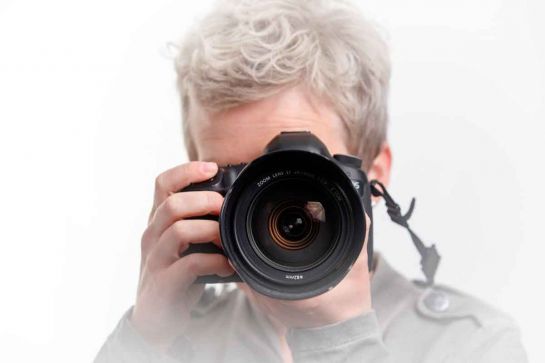 Fotowettbewerb zum Jahresthema - Bild Fotografin mit Kamera (C) Bilddokumentation Stadt Regensburg