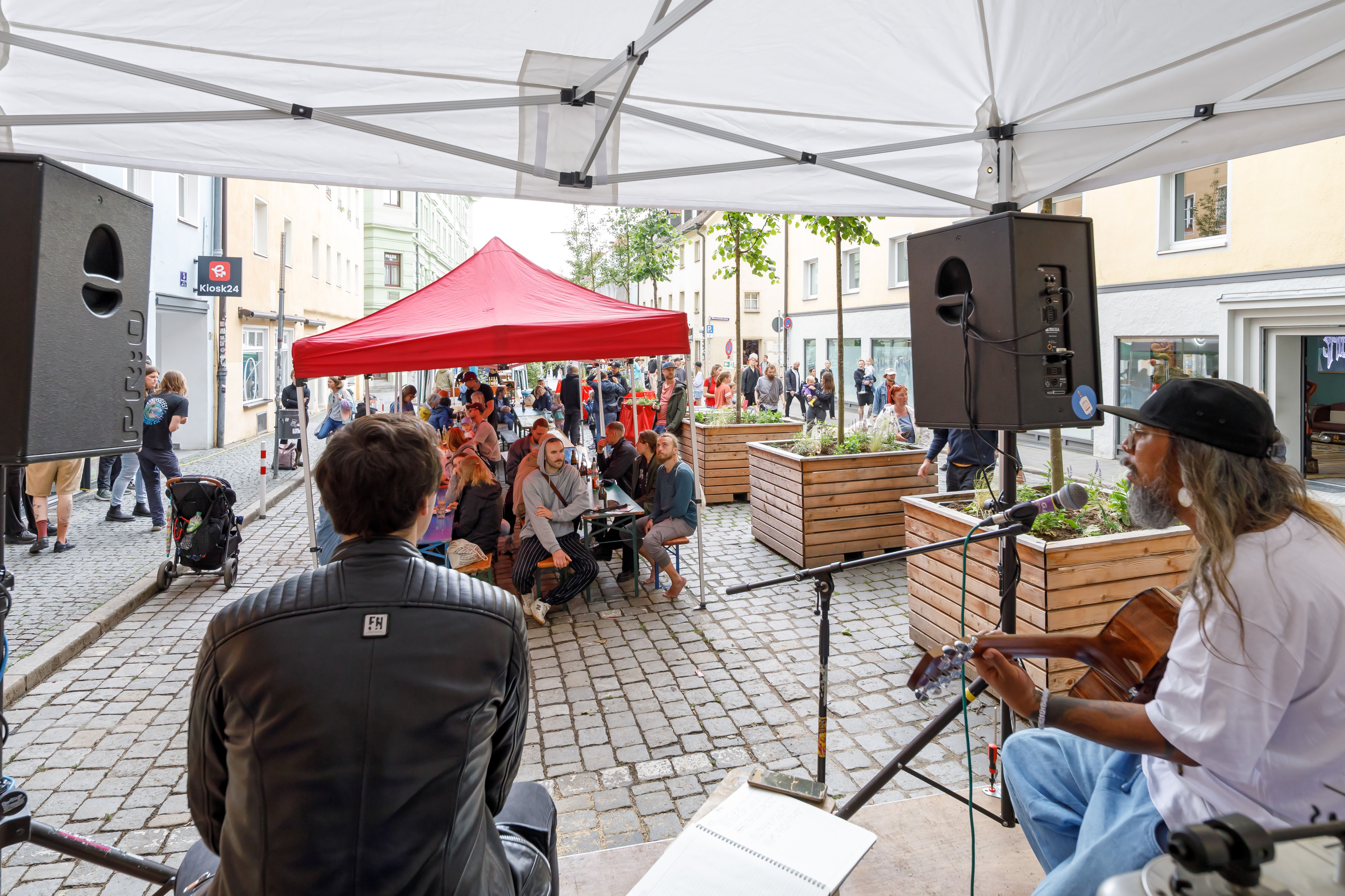 Das Obermünsterviertel  feiert die Eröffnung der Sofortmaßnahmen. 