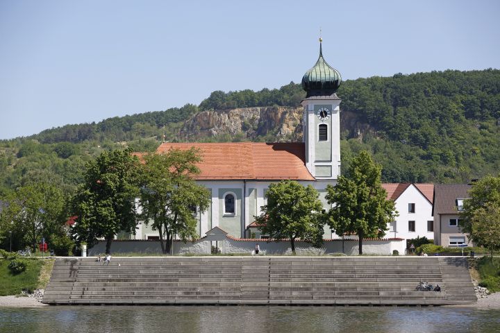 Fotografie: Blick über die Donau zu den Donautreppen und der Kirche St. Georg in Schwabelweis (C) Bilddokumentation Stadt Regensburg Stadtteil Schwabelweis - Donautreppen