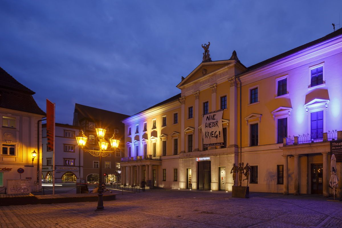Fotografie: Bismarckplatz, Transparent mit der Aufschrift "Nie wieder Krieg!" vor dem Theater Regensburg
