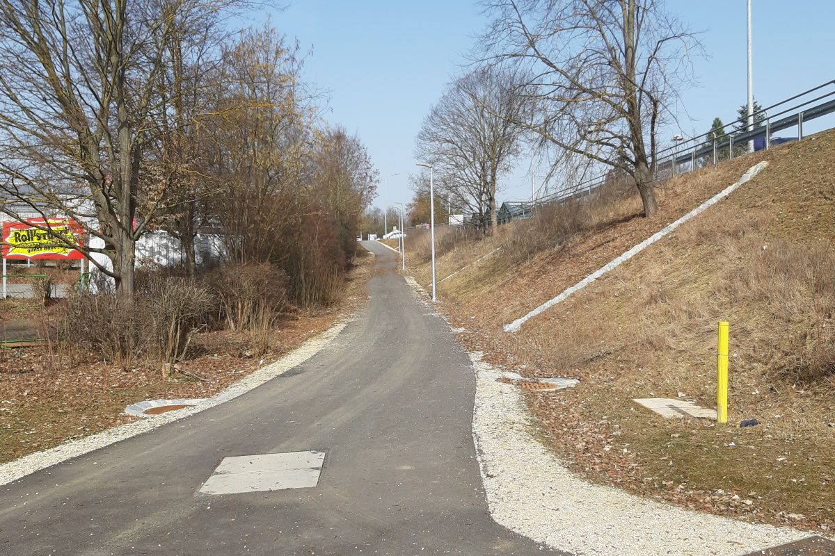 Die Anbindung an den Unterislinger Weg erfolgt auf der Westseite des Straßendamms.