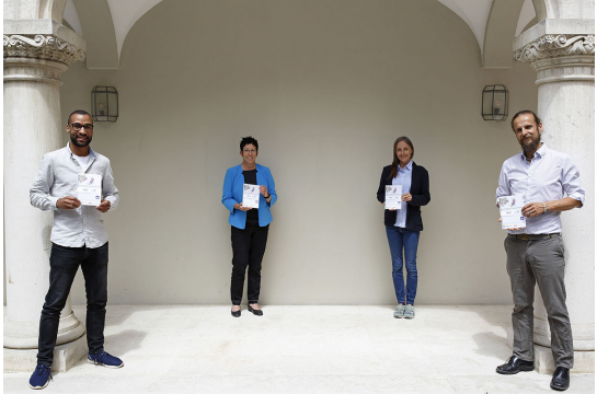 Von links nach rechts: David Löw, Dr. Susanne Kraft (Leiterin der Volkshochschule), Marlene Wedl und Markus Bauer (Leiter der Offenen Hilfen, Lebenshilfe Regensburg e. V.)