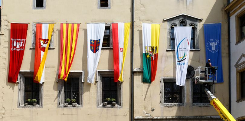Themenbild Partnerstädte - Fotografie - Flaggen der Partnerstädte am Alten Rathaus