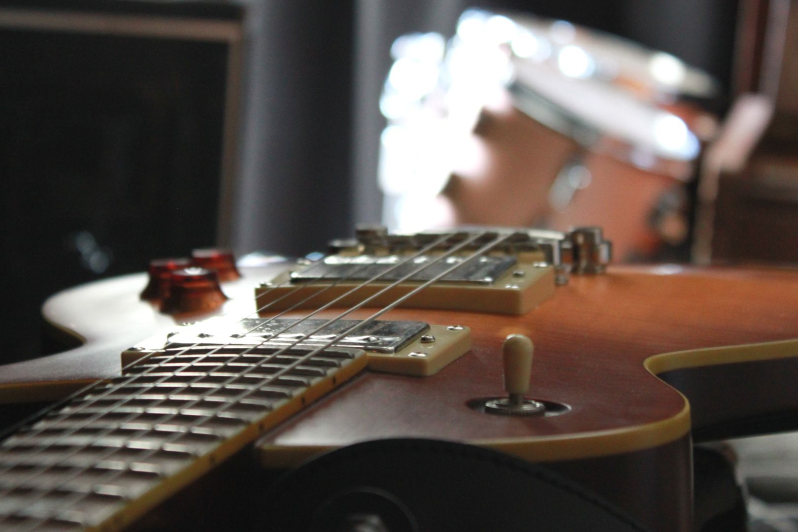 Gitarre im Tonstudio des W1 - Zentrum für junge Kultur