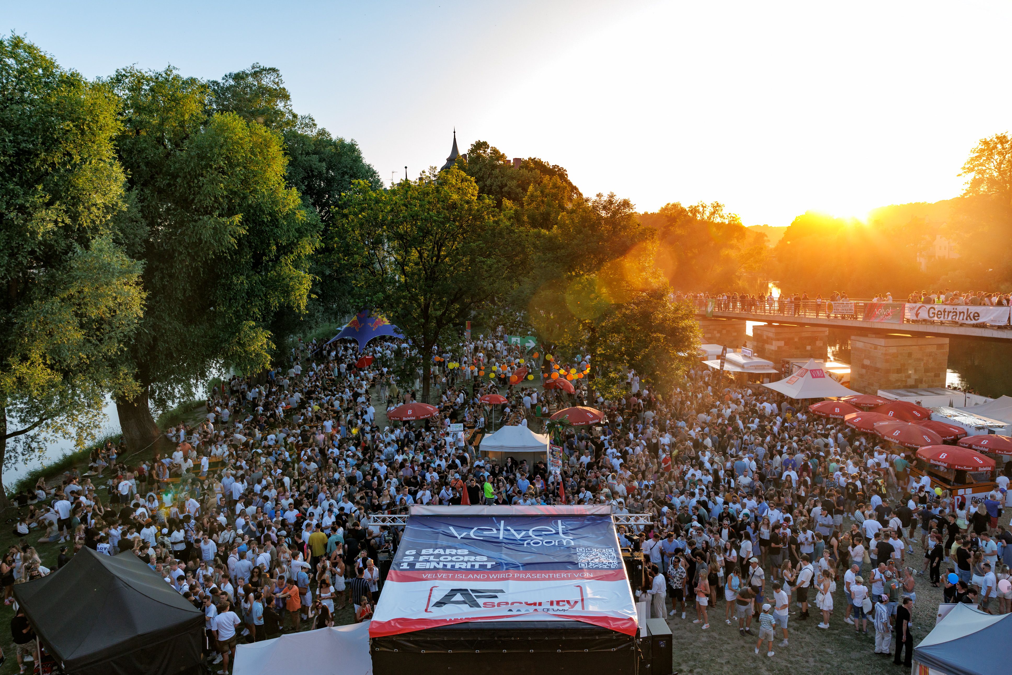 Draufsicht auf die Jahninsel beim Bürgerfest 2025