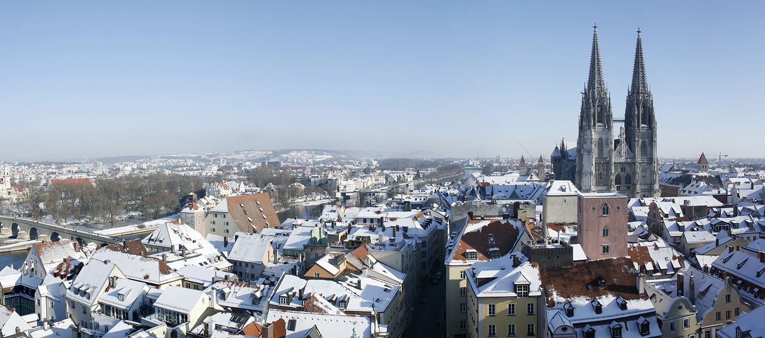 Banner Startseite - Winterliches Regensburg mit Blick auf Dom und Dächerlandschaft