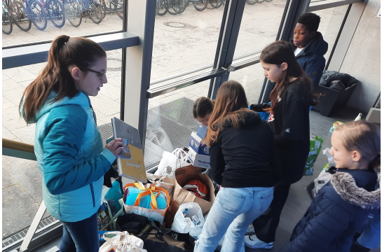 Caritas Aktion_Bild 1_Schüler beim Sammeln von Spenden