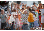 Fotografie: Kinder haben großen Spaß mit Seifenblasen.