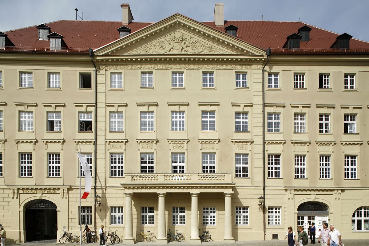 Fotografie - Frontalansicht des Thon Dittmer Palais am Haidplatz. (C) Peter Ferstl