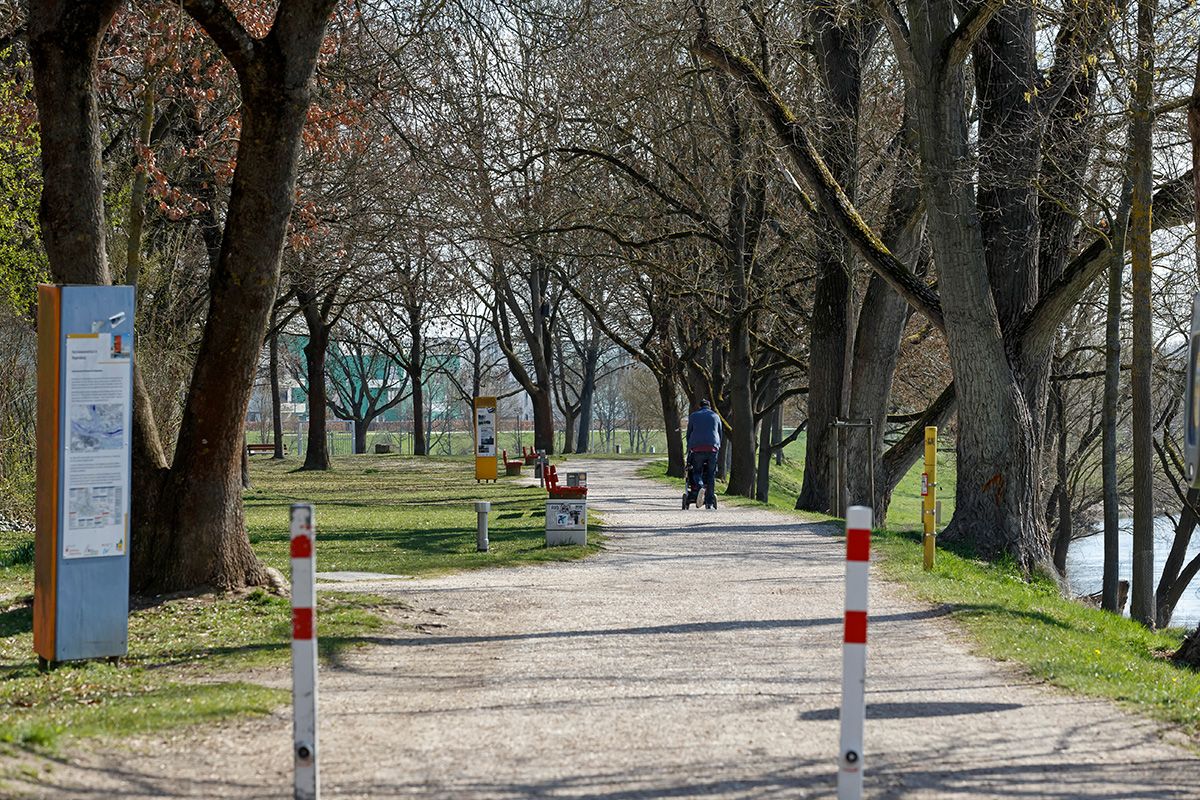Fotografie - Spaziergänger auf einem Weg