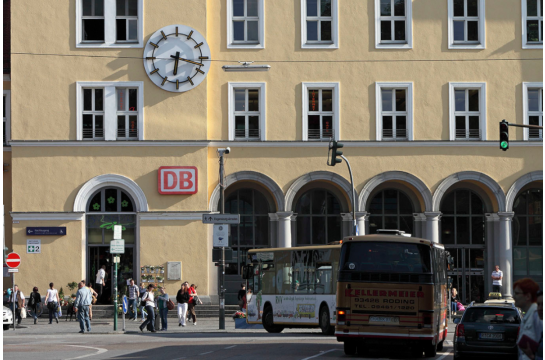 Bahnhof mit Bahnhofsuhr