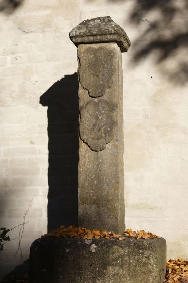 Die Burgfriedensäule in der Bischof-Wittmann-Straße im Herbstlicht