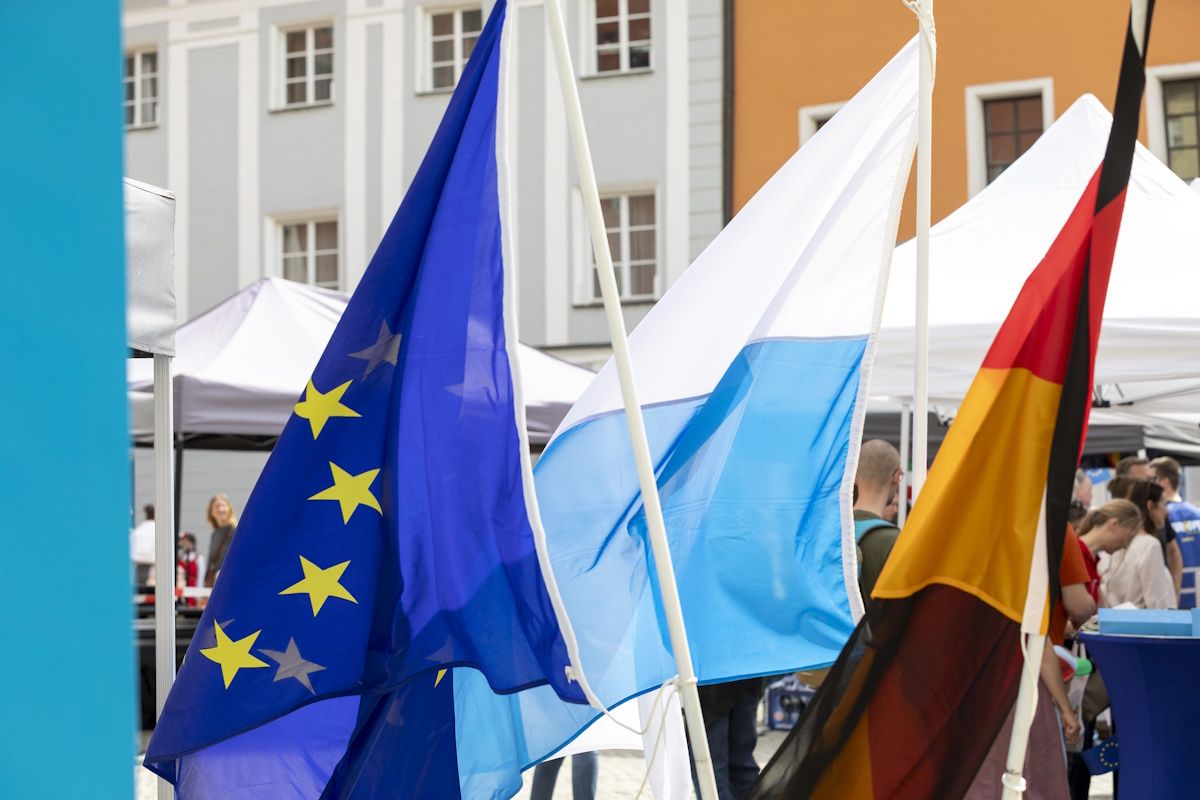 Blick auf europäische, bayerische, deutsche Flagge