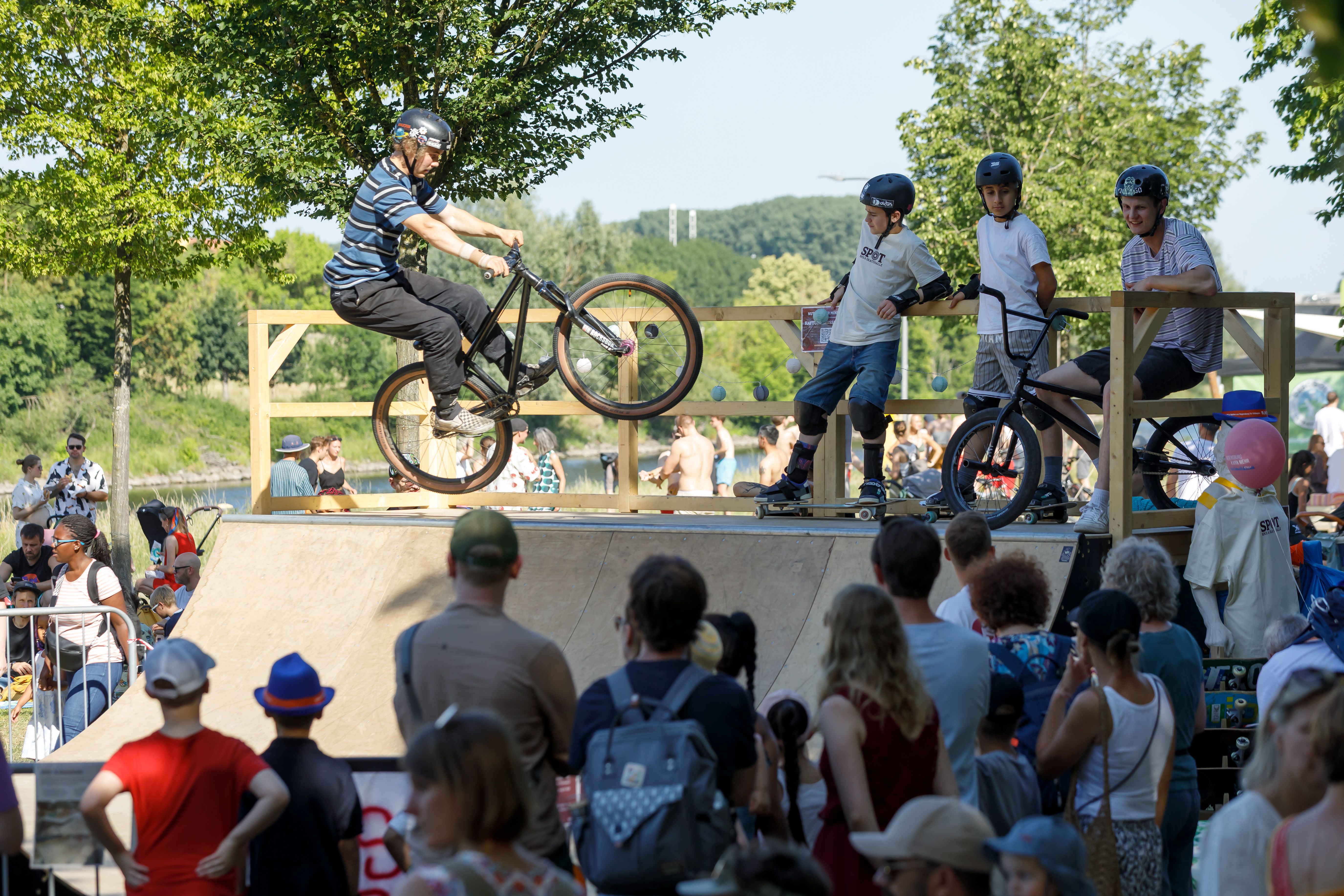 Skater auf einer Halfpipe beim Bürgerfest 2025