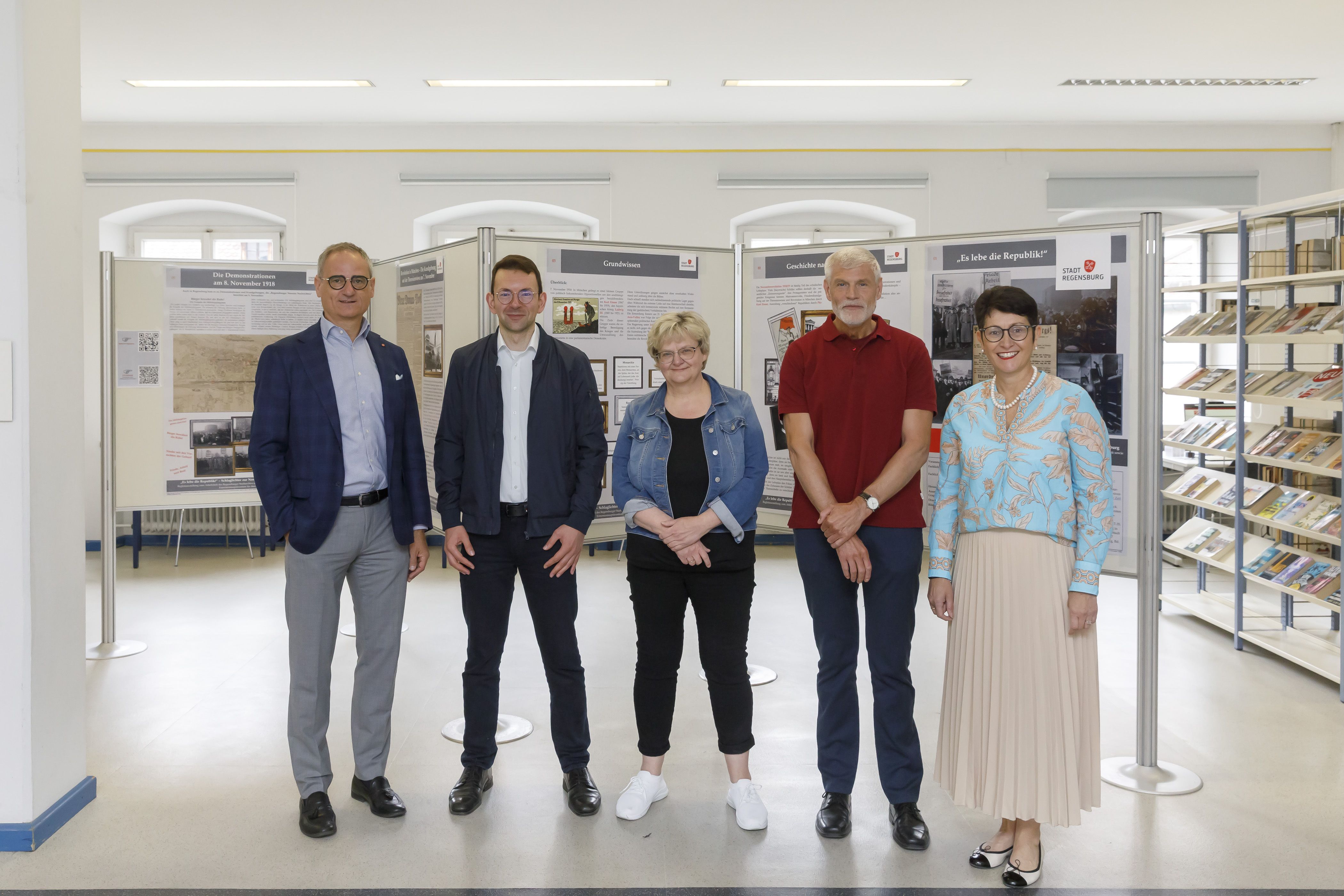 Fotografie – (v.l.n.r.) Wolfgang Dersch (Kulturreferent), Lorenz Baibl (Leiter Amt für kulturelles Erbe), Martina Köglmeier (Stabsstelle für Gedenk- und Erinnerungsarbeit), Günther Handel (Stadtarchiv), Sabine Kellner-Mayrhofer (Bildungsreferentin)
