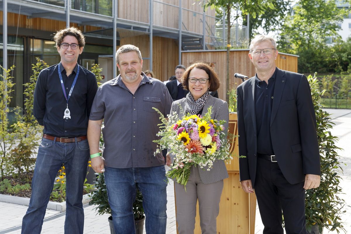 Fotografie: Die Nutzer dankten der Stadt für das neue Gebäude: Dr. Fabian Queck vom Verein MINT-Labs Regensburg e. V., Florian Madl vom Kinderhaus und Ludwig Friedl von der Energieagentur Regensburg (v. l.) mit Oberbürgermeisterin Gertrud Maltz-Schwarzfischer 