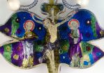 Das Schmetterlingsreliquiar, gefertigt um 1310/20 in Paris, ist weltweit einzigartig und zeigt in großer Brillanz der Farben die Kreuzigung Christi mit Maria und Johannes. Das Miniaturwerk ist 4 x 5 Zentimeter groß. Auf feuervergoldetem Silber wurden fünf © Foto: Kunstsammlungen des Bistums Regensburg