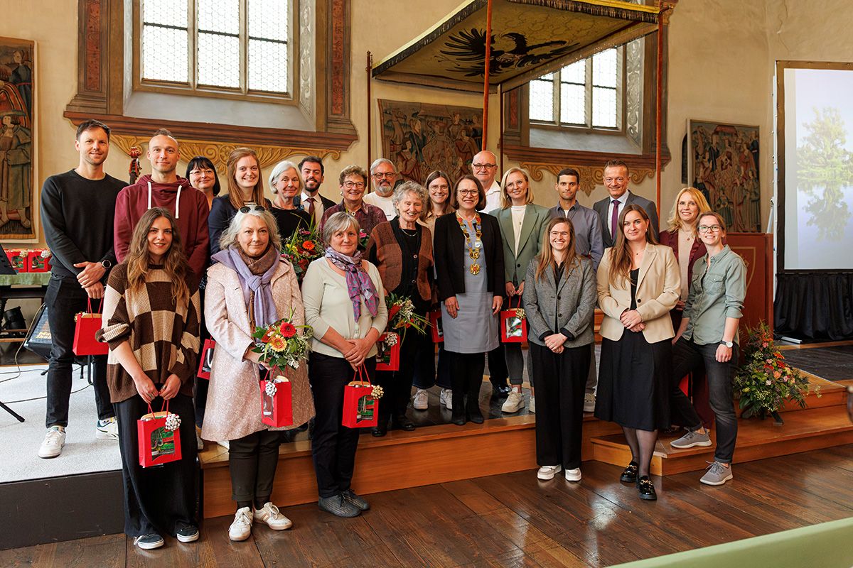Fotografie - Gruppenfoto der geehrten Patinnen und Paten mit Oberbürgermeisterin Gertrud Maltz-Schwarzfischer, dem Integrationsbeauftragten Karl Straub, MdL, Amtsleiterin Ines Spitaler-Kossok und den Hauptamtlichen Integrationslotsinnen